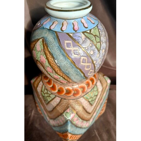 Exquisite Intricately Hand painted and Glazed Porcelain Square/Bulb Vase - Picture 12 of 13